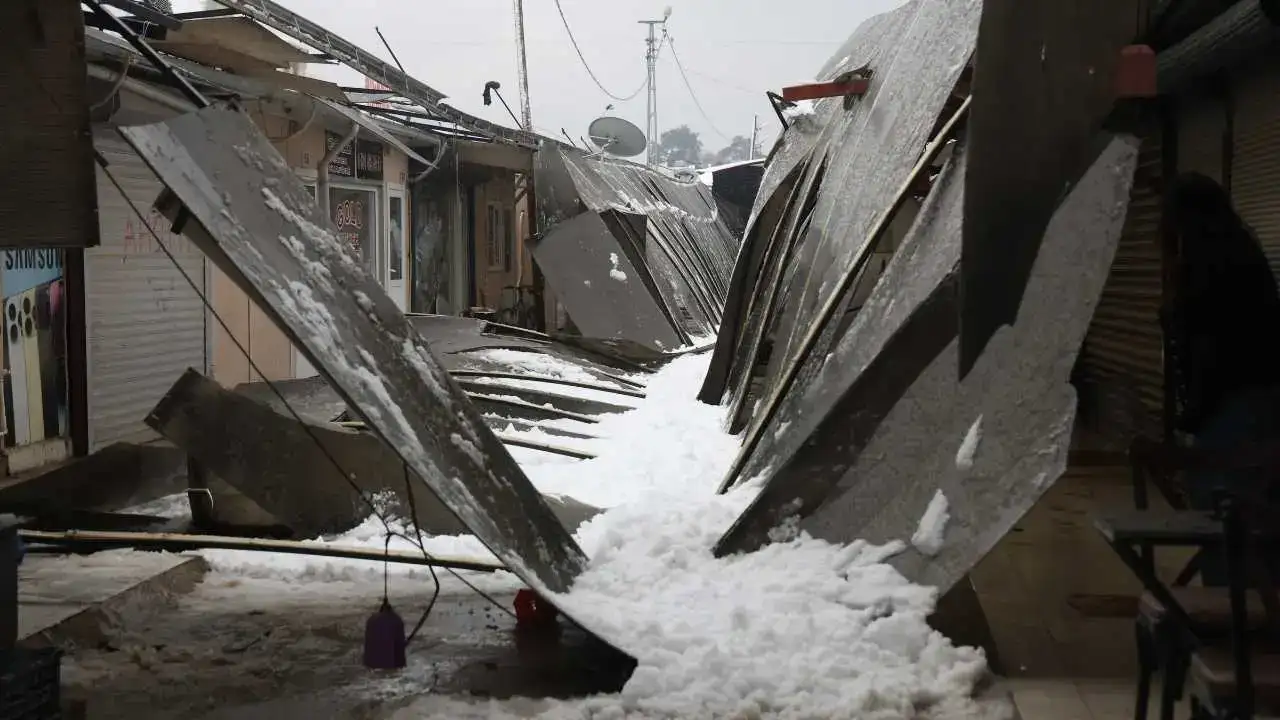 Hatay’da Çarşı Çatısı Çöktü: Facianın Eşiğinden Dönüldü! 5
